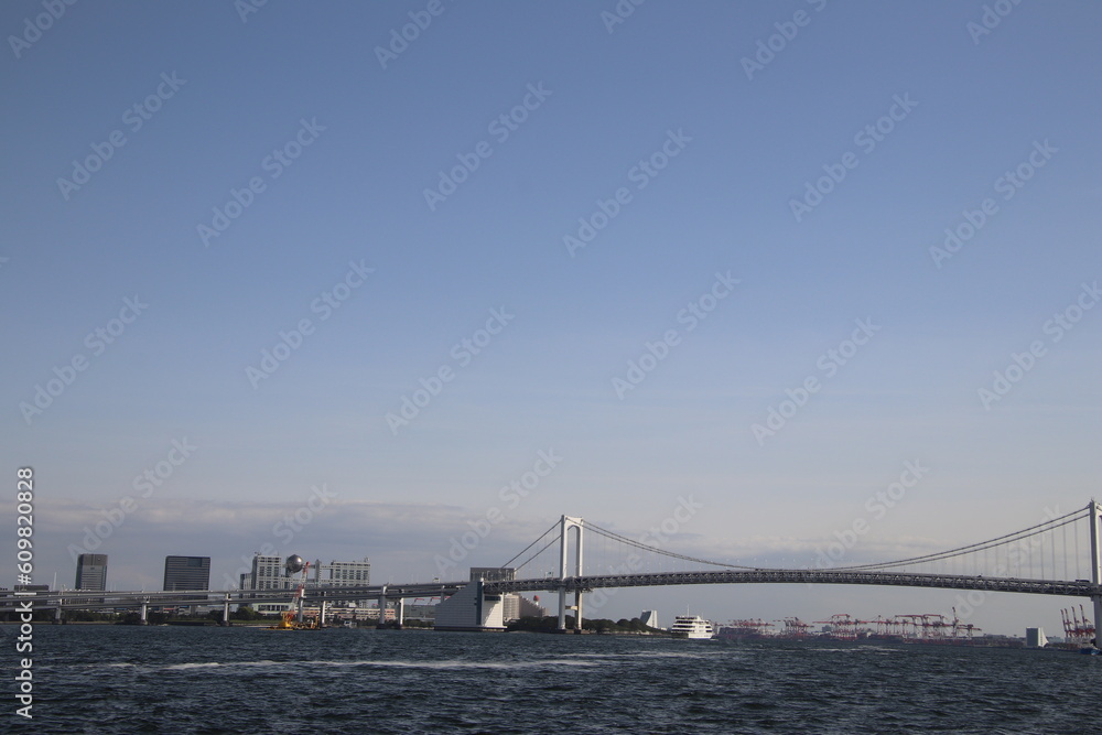 東京湾のレインボーブリッジ