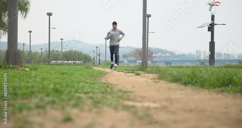 한강공원에서 조깅하는 남성 