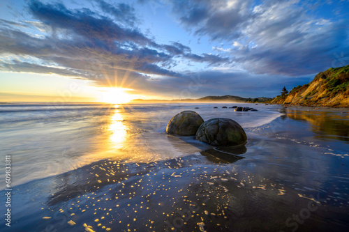 Fotografie, Obraz Sunrise at Moeraki Boulders, North Otago, New Zealand