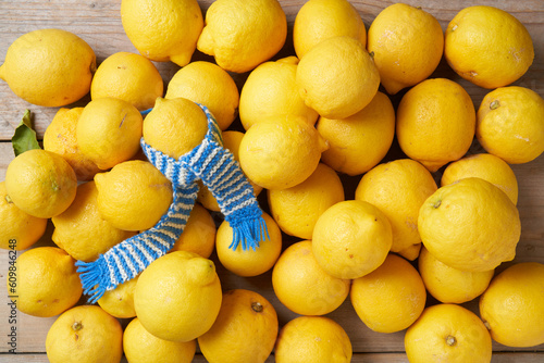 gesunde gelbe Zitronen mit Vitamin C gegen Erkältung photo
