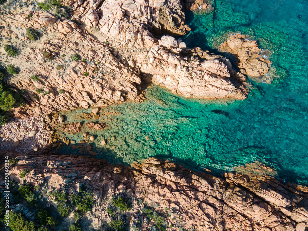 Drohnenaufnahme aus der Luft, Strand mit Klippen, edyllisch, Wasser, Sardinien, Italien