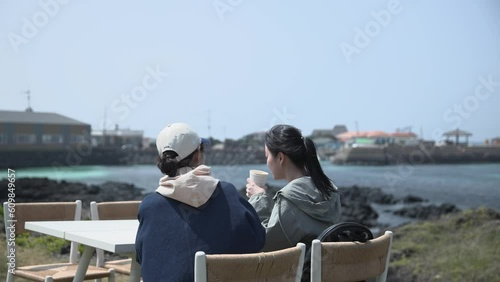 제주도 해변으로 여행온 친구들 