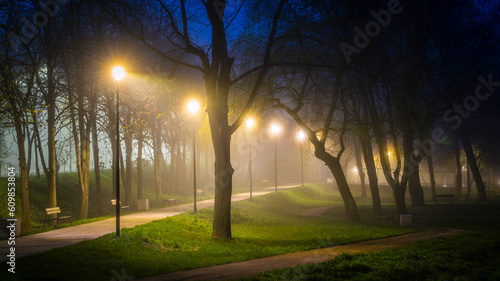 Oświetlona alejka w parku nocą 