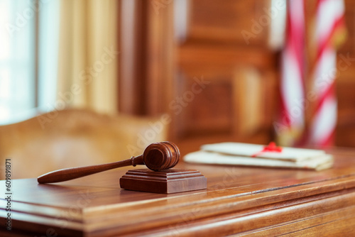 Fotografía Gavel laying on judges bench in courtroom