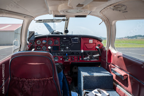 Interior e cabine de um pequeno avi  o de lan  amento estacionado na pista em prepara    o para o paraquedismo