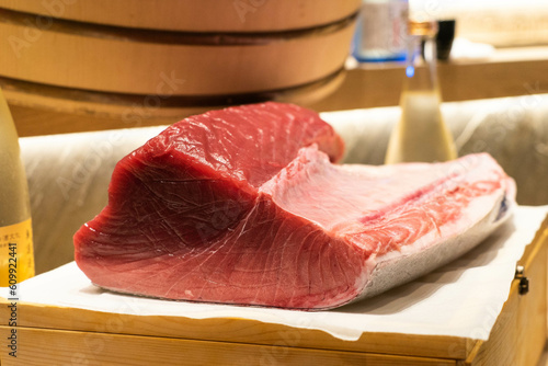 Obraz na płótnie blue fin tuna on wood with sake
