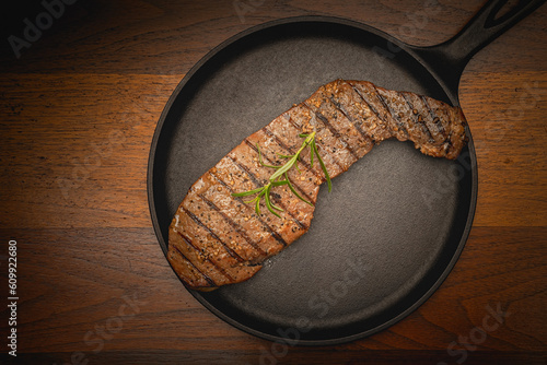 Εκτύπωση καμβά Grilled whole flank steak on a cast iron skillet