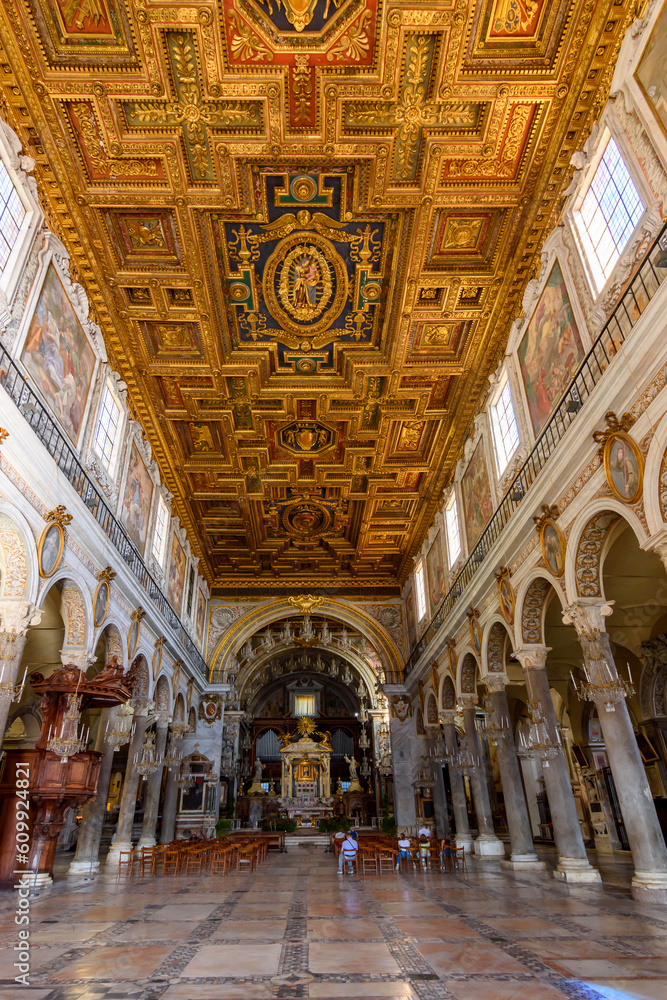 Obraz premium Basilica of St. Mary of Altar of Heaven on Capitoline hill interiors, Rome, Italy