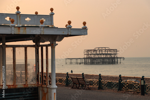 Morbider Charme des einstigen Weltbades Brighton; Pavillon und Ruine des West Pier im Morgenlicht