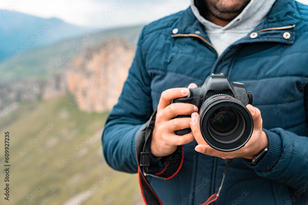 Obraz premium Man holding a camera in his hands