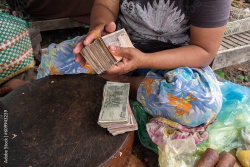 Cambogia,donna cambogiana conta i soldi in Riel
