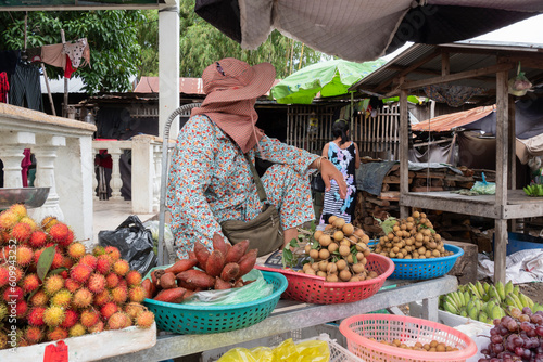Un negozio di frutta e verdura nelle strade di  Phnom Penh
 photo