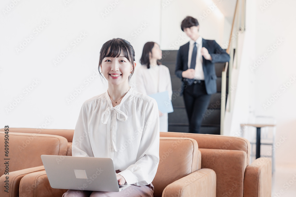 ラウンジで仕事をする若いビジネスウーマン ラウンジで仕事をする若いビジネスウーマン
