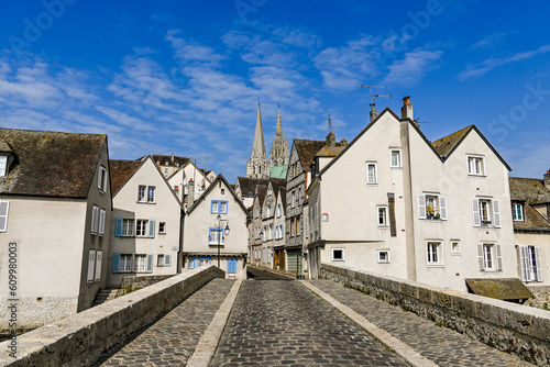 Chartres, Altstadt, Altstadthäuser, historische Häuser, Brücke, Steinbrücke, Pont Bouju, Gassen, Kathedrale, Notre-Dame, Fluss, Eure, Sommer, Frankreich