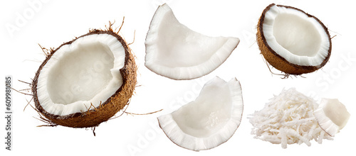Fotografia pedaços de coco quebrado e raspas de coco isolado em fundo transparente - coco q