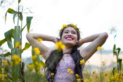 Mujer en vestido flores naturaleza paseo encanto,boda,pareja,naturaleza photo