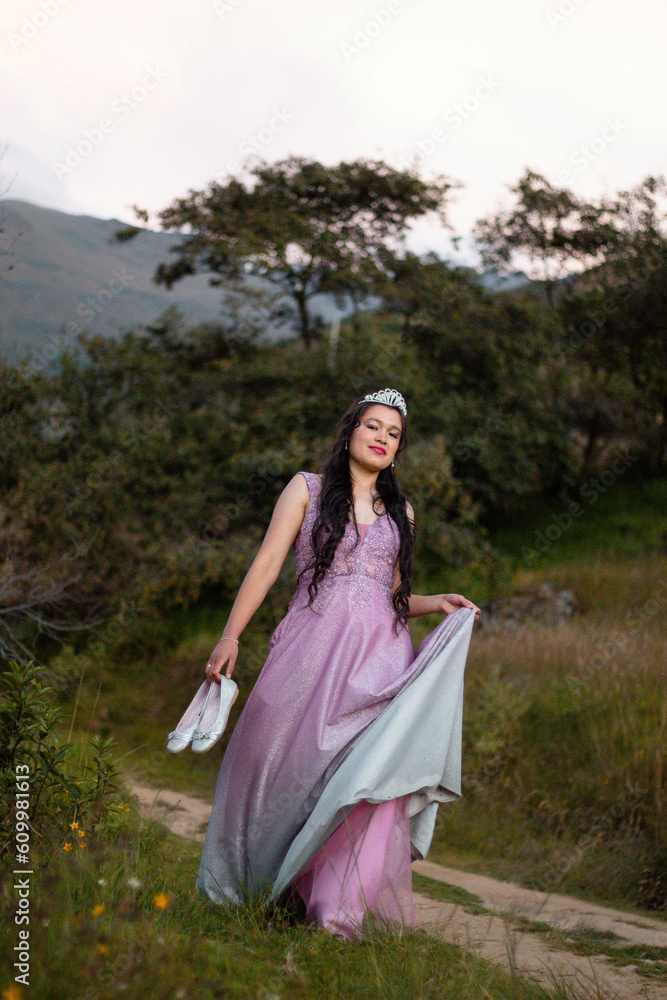 hermosa mujer camina en el campo con falda,atractiva,pareja,boda,corona, hermosa mujer camina en el campo con falda,atractiva,pareja,boda,corona,