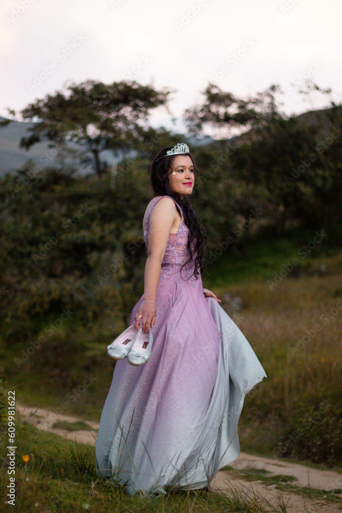 hermosa mujer camina en el campo con falda,atractiva,pareja,boda,corona,