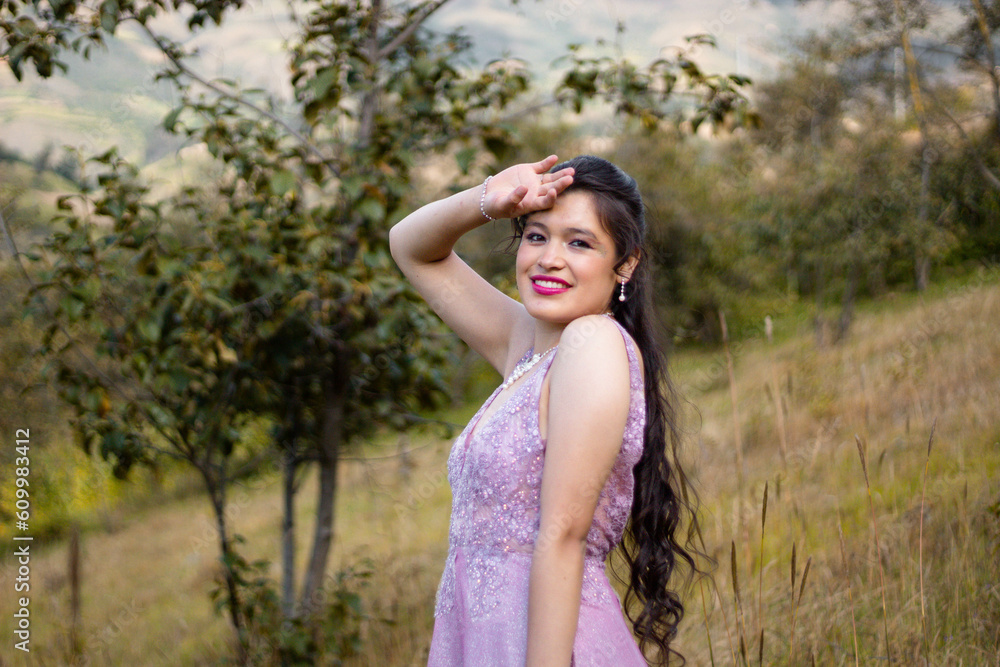 Hermosa chica sonriente con un vestido en el campo ,estilo de vida,paisajes,salud,paz mental Hermosa chica sonriente con un vestido en el campo ,estilo de vida,paisajes,salud,paz mental