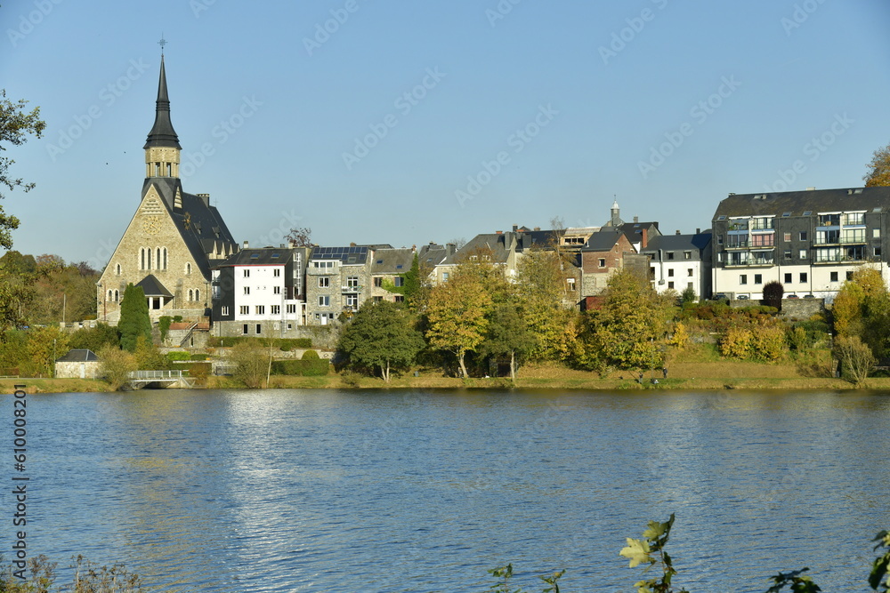 Le lac des Doyards et le village de Wielsalm avec son église paroissiale de Saint Gengoux dans un environnement bucolique à l’extrême nord de la province de Luxembourg 