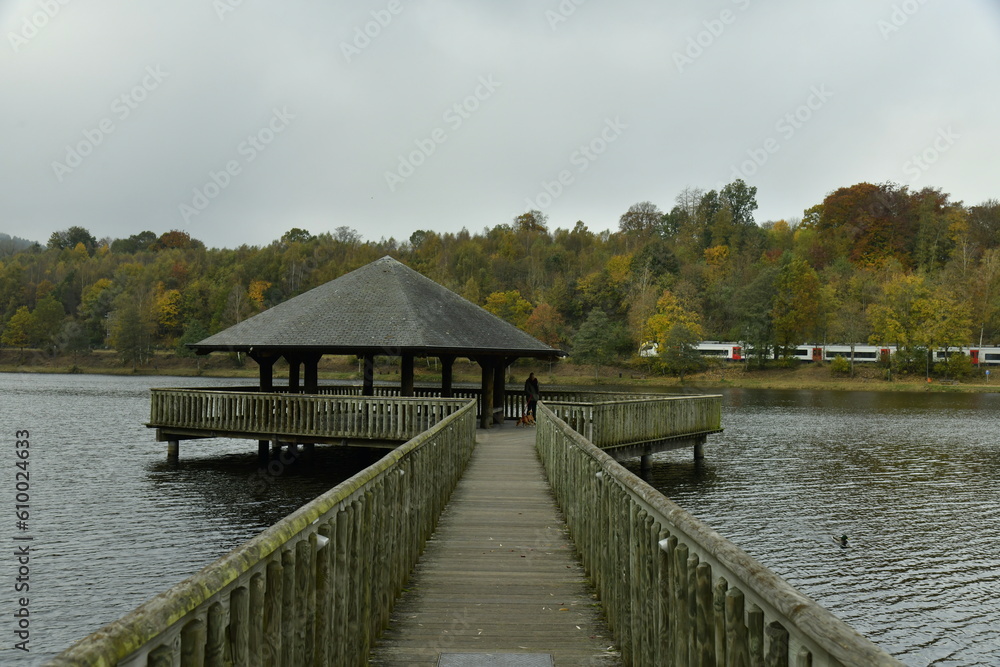 Naklejka premium Le ponton panoramique du lac des Boyards dans un paysage bucolique sous une chape de brume à Vielsalm
