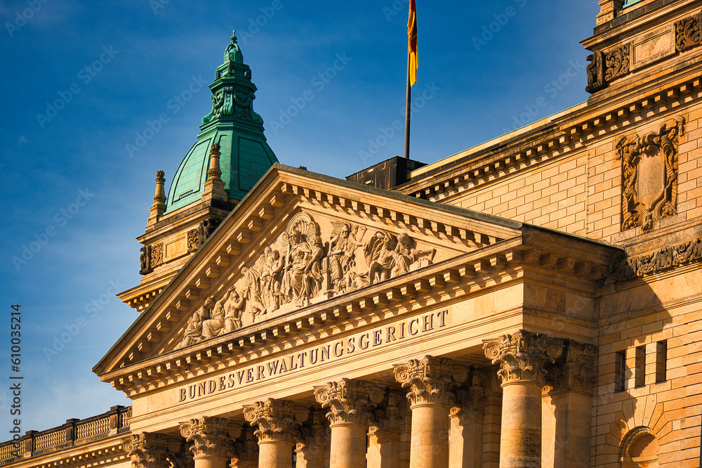 Fototapeta premium Fassade des Bundesverwaltungsgerichts bei Sonnenuntergang, Portal mit Säulen und Skulpturengiebel am Simsonplatz, Justizgebäude in Leipzig, Sachsen, Deutschland