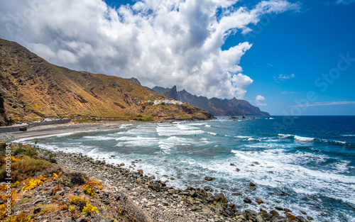 Die atemberaubende Küstenlandschaft von Almaciga & dem Anaga-Gebirge in Tenerife. Blauer Himmel, Brandung, Steine & Meer schaffen ein perfektes Landschaftsfoto