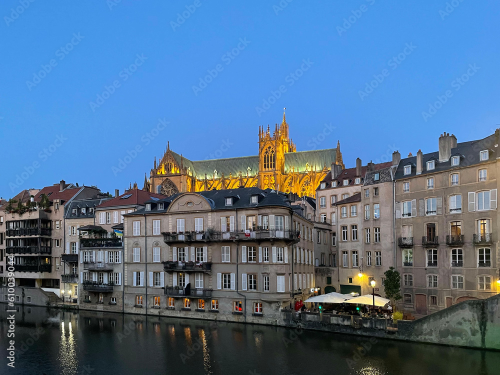 Obraz premium Cattedrale di Metz vista dal canale