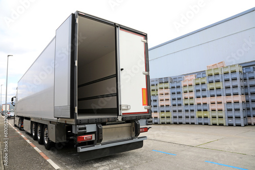 camión frigorífico termo blanco transporte alimentación pescado marisco carne 4M0A7367-as23 © txakel