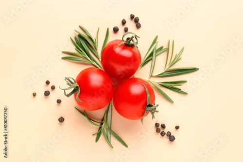 Fresh red cherry tomatoes w...