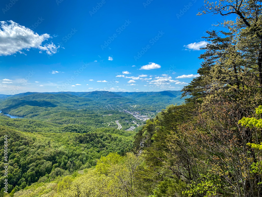 Obraz premium Cumberland Gap through Cumberland Mountains, within Appalachian Mountains. Tripoint of Kentucky, Virginia, and Tennessee. Cumberland Gap National Historical Park. Pinnacle Overlook at key passageway. 