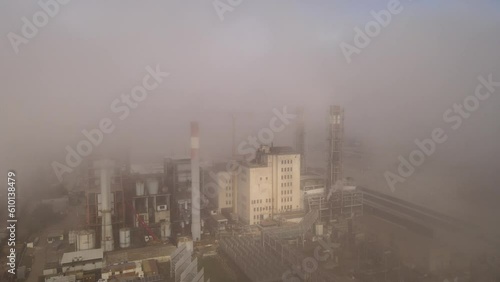 Ciudad con nieblina poca visibilidaad photo