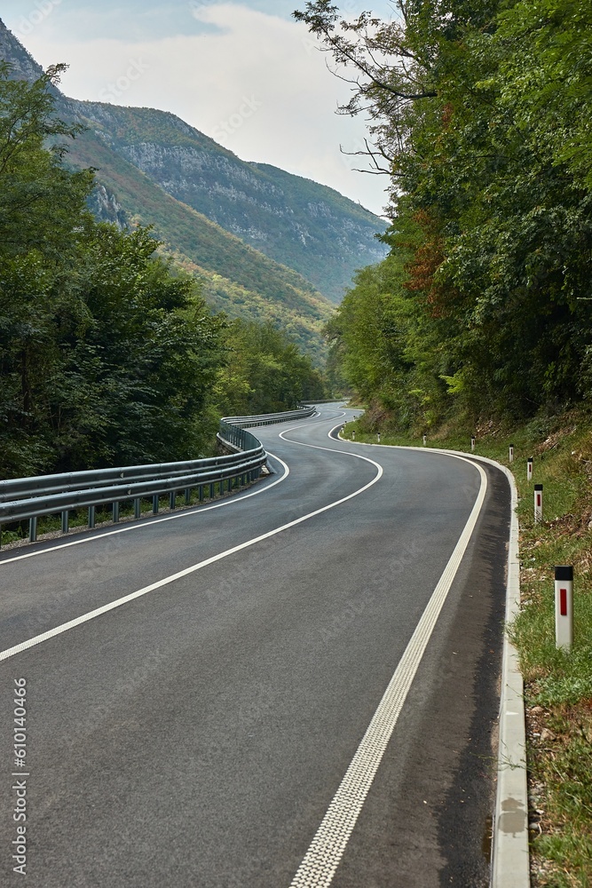 Fototapeta premium Mountain Road turns