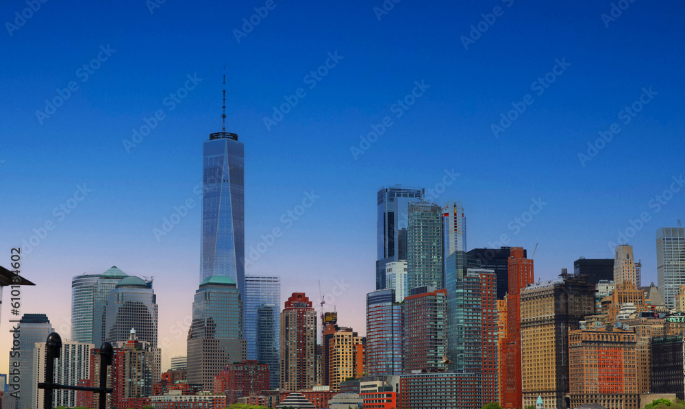 Obraz premium Beautiful sunrise sky view with high skyscraper in New York City.
