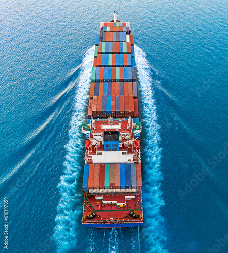Foto Aerial front view of a loaded container cargo vessel traveling over ocean
