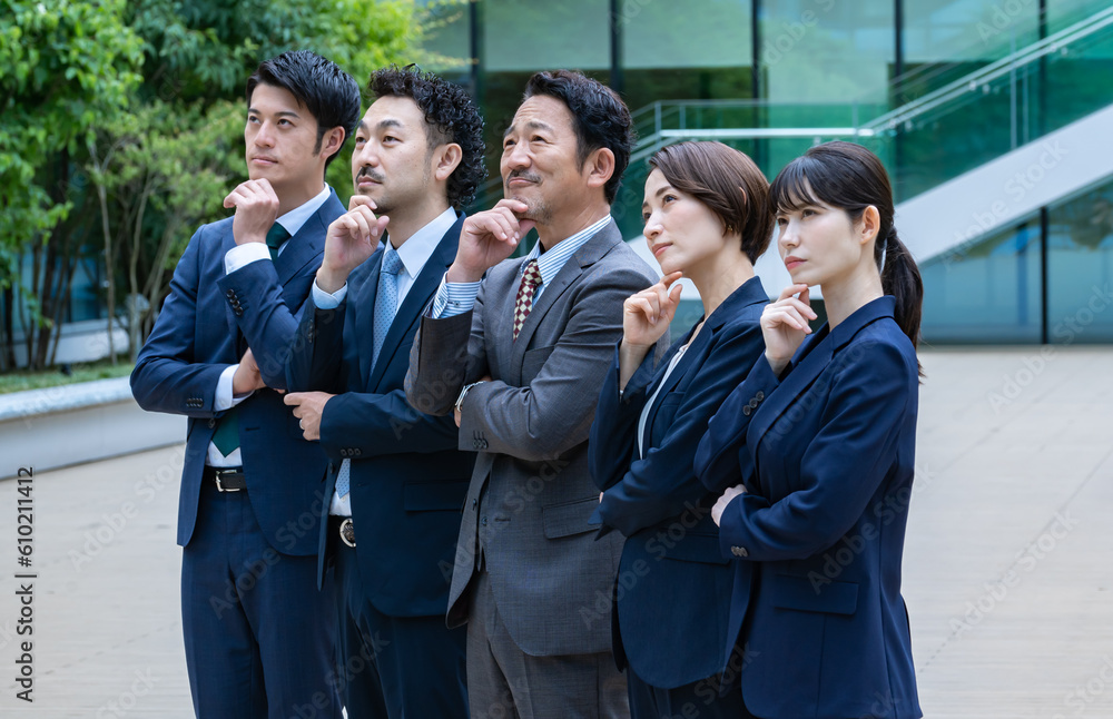 考えるビジネスマン