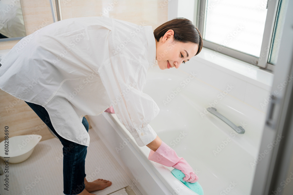 お風呂の浴槽を洗う若い女性 ライフスタイルイメージ お風呂の浴槽を洗う若い女性 ライフスタイルイメージ