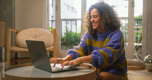 Foto Close Up Portrait of Smiling Young Woman Working from Home on Laptop Computer in Sunny Cozy Apartment