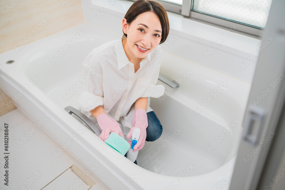 お風呂の浴槽を洗う若い女性 ライフスタイルイメージ お風呂の浴槽を洗う若い女性 ライフスタイルイメージ