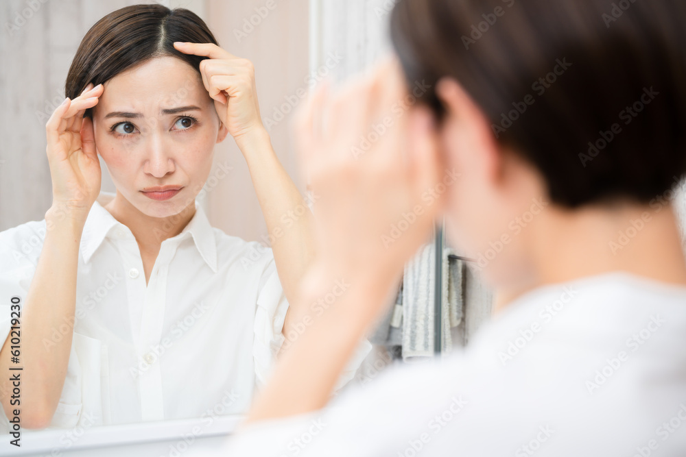 ヘアケアをする若い女性 ビューティーイメージ ヘアケアをする若い女性 ビューティーイメージ