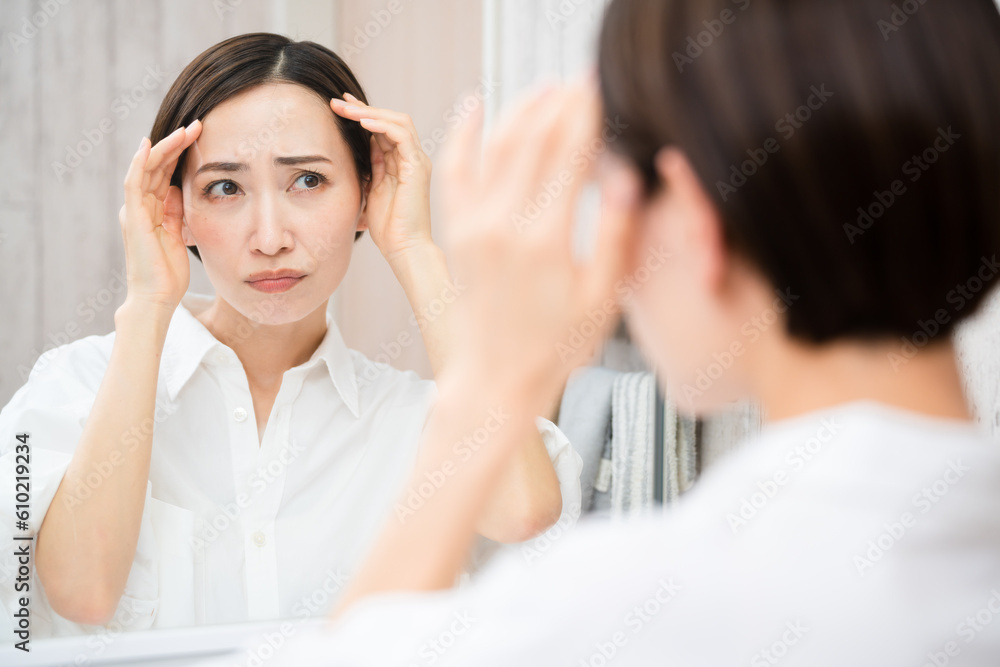 ヘアケアをする若い女性　ビューティーイメージ