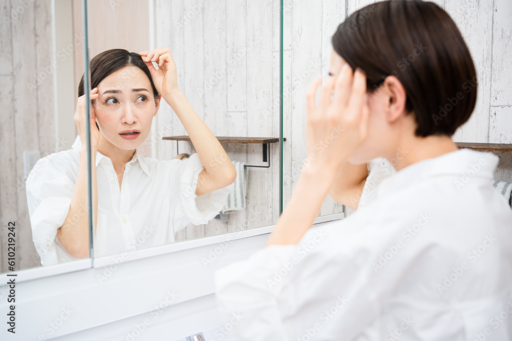 ヘアケアをする若い女性 ビューティーイメージ ヘアケアをする若い女性 ビューティーイメージ