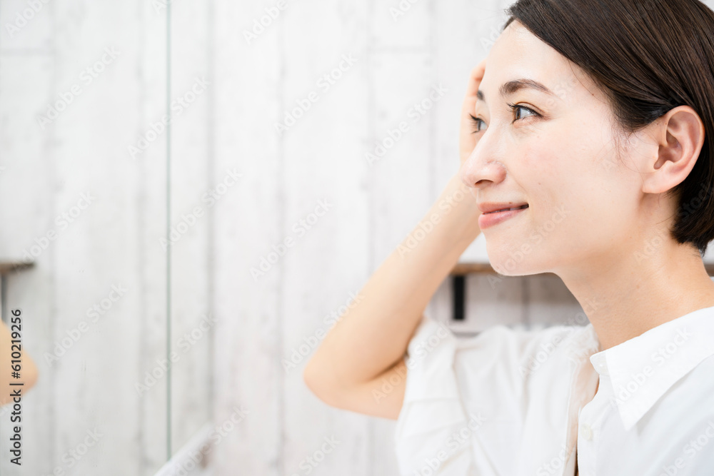 ヘアケアをする若い女性　ビューティーイメージ