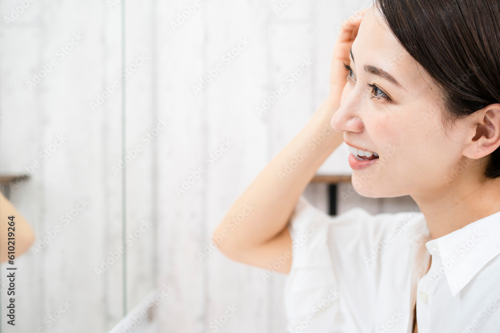 ヘアケアをする若い女性 ビューティーイメージ ヘアケアをする若い女性 ビューティーイメージ