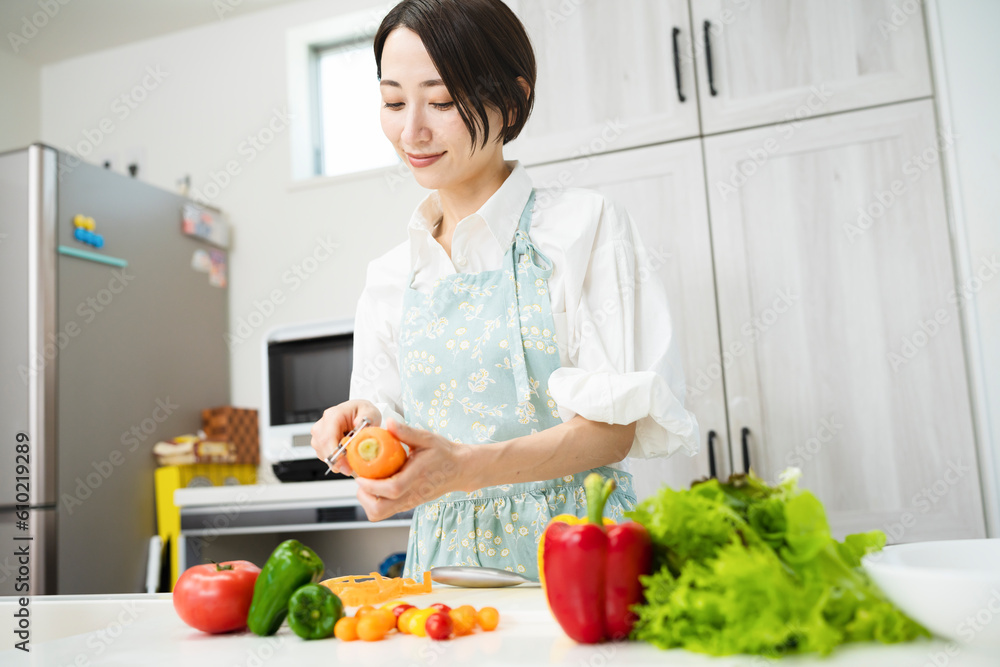 野菜を切る若い女性　料理イメージ