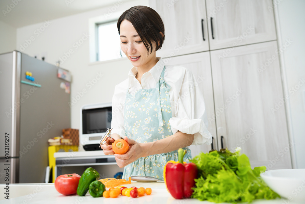 野菜を切る若い女性　料理イメージ