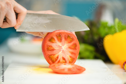 野菜を切る若い女性 料理イメージ