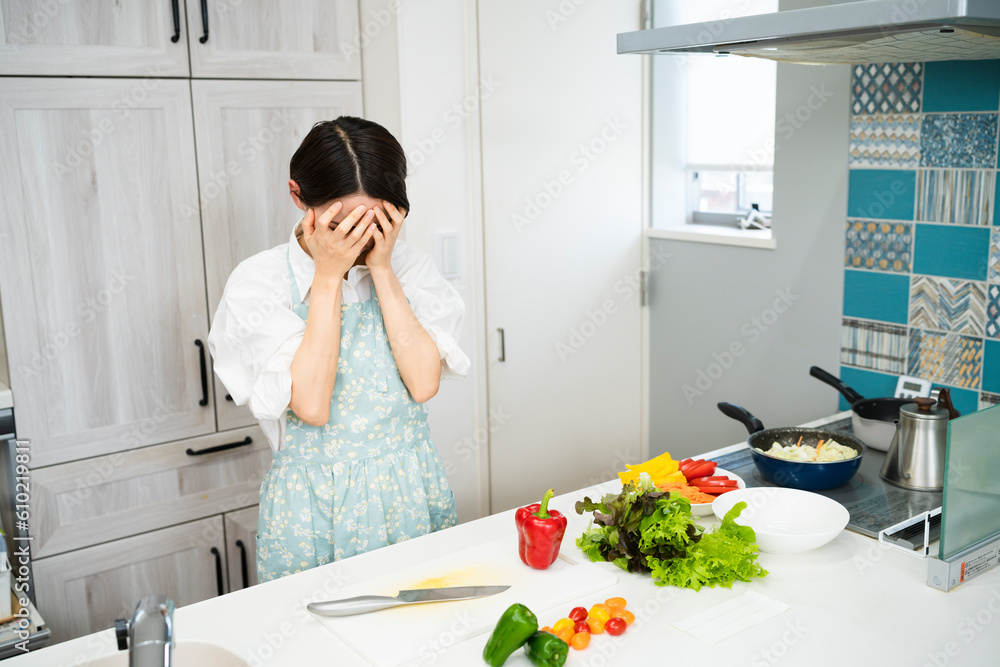 顔を手で覆う若い女性 料理イメージ 顔を手で覆う若い女性 料理イメージ