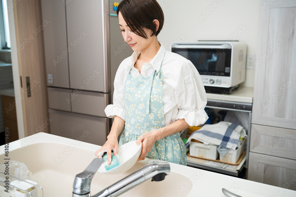 皿洗いをする若い女性 ライフスタイルイメージ 皿洗いをする若い女性 ライフスタイルイメージ