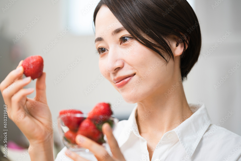 イチゴを食べる若い女性　飲食イメージ